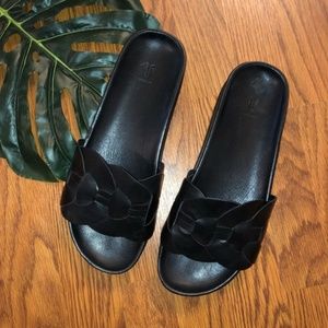 Frye | Women’s Black Lily Woven Link Slides
